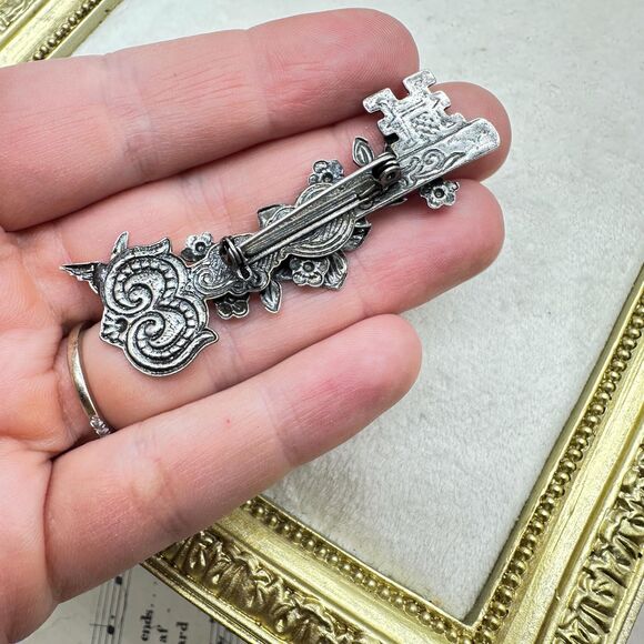 Vintage Skeleton Key Brooch Pin Decorative Ornate Victorian Skeleton Key Jewelry - Picture 2 of 2